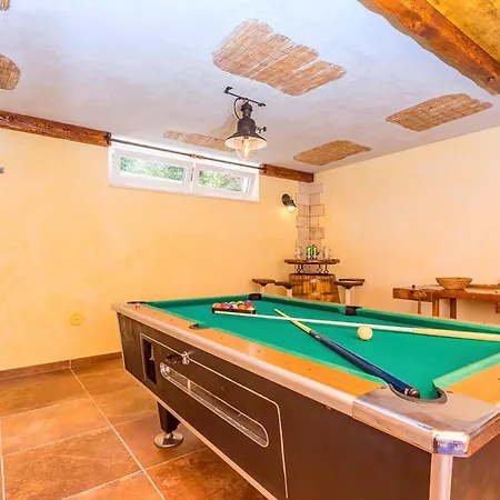 Sleeps 8 With Pool Air Con And Wifi * Duće