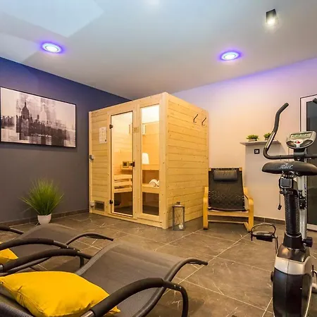 Sleeps 8 With Pool Air Con And Wifi 别墅