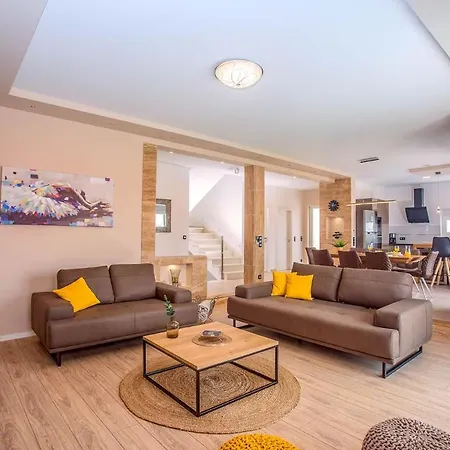 Sleeps 8 With Pool Air Con And Wifi *