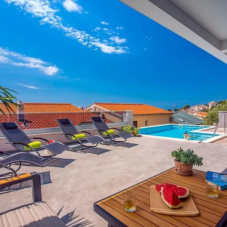 Sleeps 8 With Pool Air Con And Wifi 别墅 *