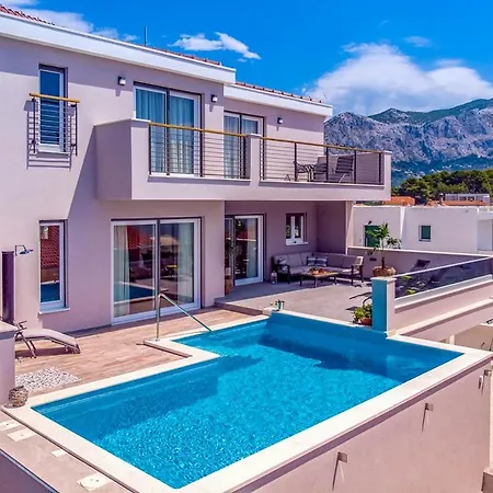 别墅 Sleeps 8 With Pool Air Con And Wifi