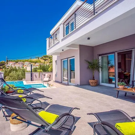 别墅 Sleeps 8 With Pool Air Con And Wifi Duće