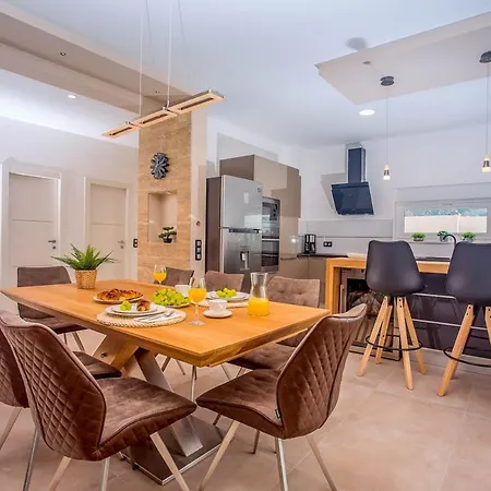 Sleeps 8 With Pool Air Con And Wifi 别墅 Duće