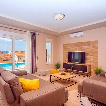 别墅 Sleeps 8 With Pool Air Con And Wifi
