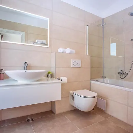 别墅 Sleeps 8 With Pool Air Con And Wifi *