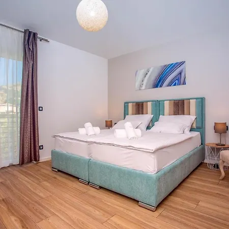 Sleeps 8 With Pool Air Con And Wifi * Duće