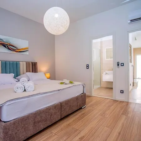 Sleeps 8 With Pool Air Con And Wifi 别墅