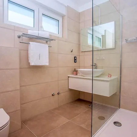 Sleeps 8 With Pool Air Con And Wifi 别墅 *
