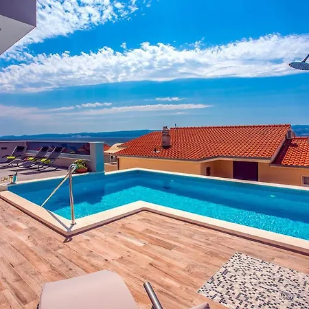Sleeps 8 With Pool Air Con And Wifi 别墅